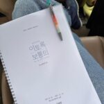 Kim Ye-won Instagram - 티켓이 열렸대요 글쎄.. 나 어떡해🫢 꼭 봐주세요, 너무 예쁜 작품이거든요 :)🤍 뮤지컬 #이토록보통의 #예원제이 musical _ normal like this 👩🏻‍🚀🐋💫