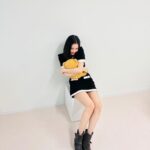 Kim Ye-won Instagram - 🧸🖤 예쁜 내 바냐와 귀요운 곰돌과 :)🫰🏻 또 왜그렇케 매력적인 톤? 👀