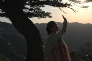 Kim Yi-kyeong Instagram - ⠀
지아로서, 초영이로서 연기할 수 있어서 정말 행복했습니다.
평생 잊지 않고 행복한 추억으로 종종 꺼내볼래요 🤍
안녕 🌹
#오늘도사랑스럽개 #agooddaytobeadog #지아 #초영 
#mbc #netflix #wavve