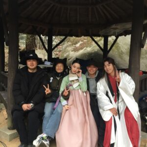Kim Yi-kyeong Instagram - ⠀
잊지 못할 순간들
소중한 시간
감독님과 모든 스태프분들께 너무 감사드립니다,,,🫶🏻
행복했습니다 🩷
#오늘도사랑스럽개 #agooddaytobeadog