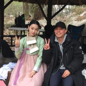 Kim Yi-kyeong Instagram - ⠀
잊지 못할 순간들
소중한 시간
감독님과 모든 스태프분들께 너무 감사드립니다,,,🫶🏻
행복했습니다 🩷
#오늘도사랑스럽개 #agooddaytobeadog
