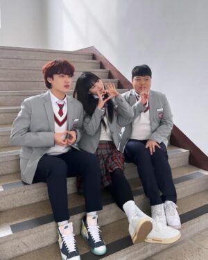 Kim Yi-kyeong Instagram - ’율지서‘ 포에버 forever !!! 🦊🐱🐶

#오늘도사랑스럽개 #agooddaytobeadog #mbc #netflix #wavve