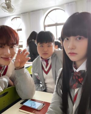 Kim Yi-kyeong Instagram - ’율지서‘ 포에버 forever !!! 🦊🐱🐶

#오늘도사랑스럽개 #agooddaytobeadog #mbc #netflix #wavve