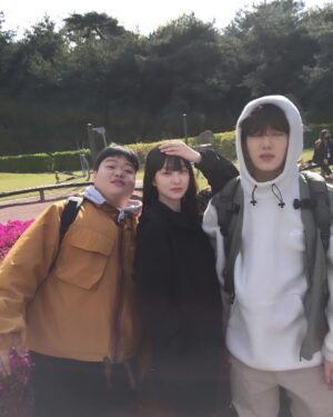 Kim Yi-kyeong Instagram - ’율지서‘ 포에버 forever !!! 🦊🐱🐶

#오늘도사랑스럽개 #agooddaytobeadog #mbc #netflix #wavve