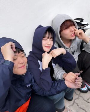 Kim Yi-kyeong Instagram - ’율지서‘ 포에버 forever !!! 🦊🐱🐶

#오늘도사랑스럽개 #agooddaytobeadog #mbc #netflix #wavve