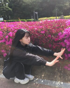 Kim Yi-kyeong Instagram - 곧 봄이 올 거예요 🌺🌷🌸🌻🪻🌹

#오늘도사랑스럽개 #agooddaytobeadog #지아 #mbc #netflix #wavve