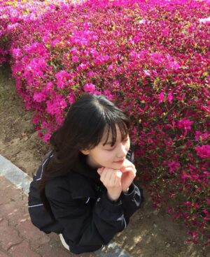 Kim Yi-kyeong Instagram - 곧 봄이 올 거예요 🌺🌷🌸🌻🪻🌹

#오늘도사랑스럽개 #agooddaytobeadog #지아 #mbc #netflix #wavve