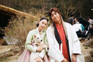 Kim Yi-kyeong Instagram - 초영과 산신.
그리고 카메라 뒤에서 힘써주신 우리 오사개팀 🫶🏻

#오늘도사랑스럽개 #agooddaytobeadog