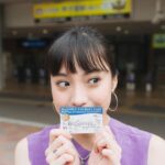 Kimi Chen Instagram – ♥
這趟阪神行除了看參訪阪神甲子園球場外，還買了阪神電車的一日券遊玩大阪跟神戶，相當方便與節省車資，想去哪裡就可以去哪裡。！

首先先去了我個人特別特別喜歡的景點—átoa水族館！我是一個很愛海洋世界的人，所以這次要去átoa水族館，讓我興奮不已！可惜我們那天的天氣不是很好，下了一些毛毛雨，如果天氣好的時候，水族館外面真的是拍照絕佳的地點！因為átoa水族館外面就是海，所以在戶外跟樓上拍照都很合適！

水族館內更是讓我大開眼界，因為átoa水族館是以水族館為核心，結合舞台藝術和數位藝術，所以它根本就是劇場型的水族館，到處都好適合拍照留念，哪裡拍哪裡好看！átoa設置了不同的夢幻空間，像是洞穴、精靈森林和外太空等等，共有四層讓你慢慢看慢慢逛，還可以近距離看可愛的企鵝跟水獺，餐點也超可愛的。在那裡我還遇到了可愛的新朋友☺️

心滿意足的逛完了水族館，接著我們到阪神御影站換公車搭乘六甲纜車。那個纜車的造型有夠可愛的，超級復古的，連車站都很復古！而且有開放的車廂，可以讓你感覺很貼近自然，很舒服。但就像我前面所說的，因為那天的天氣很不給力，所以沒能拍到漂亮的照片，但我還是感受到了山上森林的氣息，是很舒服的纜車之旅！聽說每年6月中旬，那邊就會被滿滿的繡球花包圍著，大家可以在那個時候去看看喔！

到達六甲山上駅後，我原本很擔心這會不會交通很不方便，結果完全不用擔心，因為那邊有專門的shuttle bus可以載你到不同的地點，相當方便！同時也不用擔心吃的部分，上面有一個天覽咖啡廳可以吃午餐，而且還可以看風景，但是很可惜因為天氣因素我沒看到，所以我就跟我的義大利麵互相相看😂（好好吃喔，好久沒有吃日本的拿坡利義大利麵😍）看不到美景的我，需要一個甜點來安撫我的心呀😋

接著我們用六甲山上巴士移動到體育運動公園GREENIA（グリーニア）。這裡太適合給小朋友和愛運動的人們了！好多好玩的遊戲設施，讓你好好的運動！愛運動的我都覺得玩到很累，但是真的很好玩！它共有七大塊的區域，如果你購票進入 GREENIA遊具，但是！請記住！空中區域的 mecya forest 及 zip slide 兩項活動是需要額外預約及購票的喔！一天之內就有這麼多地方可以玩，我沒辦法跟你們保證一天之內能不能玩完🤣 但是可以跟你們保證的是每一個區域都真的很好玩👍🏻另外冬天這裡就會變雪之樂園可以滑雪唷！

玩完後我們到了自然體感展望台 — 六甲枝垂。這裡是由日本知名建築師三分一博志設計的，他以樹木垂下來的意象而打造出來的網狀結構展望台，就像一棵大樹的裝置藝術，非常有特色壯觀！這個展望台裡面是可以進去的，順著漩渦的檜木建築構造走下去的，非常特別的體驗。那裡有個很特別的東西，那就是有一顆顆大大小小顏色不同的飯糰！他們是「結緣」的飯糰，你可以挑選你覺得和自己有緣的飯糰，然後繞着展望台走一圈，你就成功「結緣」了喔！也有戀愛籤可以去玩玩喔！

身心靈都被療癒後，就覺得好餓呀～ 我們晚上就在山上的Granite Café用餐，這裡可是可以欣賞「千萬夜景」的咖啡廳喔！怎麼說呢？據說從六甲山上可以看見將近500萬顆燈泡，所以這裡的夜景更是被稱作是日本三大夜景之一呢！其實我們在用餐的時候天氣還沒有很好，但是當我們正要離開的時候，居然烏雲全部都慢慢散開了！真的好幸運，讓我看到了美麗的夜景。真的可以說很值得為了那個美麗的夜景去Granite Café一趟🥹

一整天很充實的行程就此結束！再次謝謝邀請，讓我的肚子跟身心靈都被好好的療癒到了❤️ 我真的非常推薦大家來此看看，可動可靜的行程都很適合家庭或情侶來喔！✨

Photographer: @leemengting0527 

#阪神電車 
#átoa水族館 
#六甲山 
#greenia 
#グリーニア 
#granitecafe