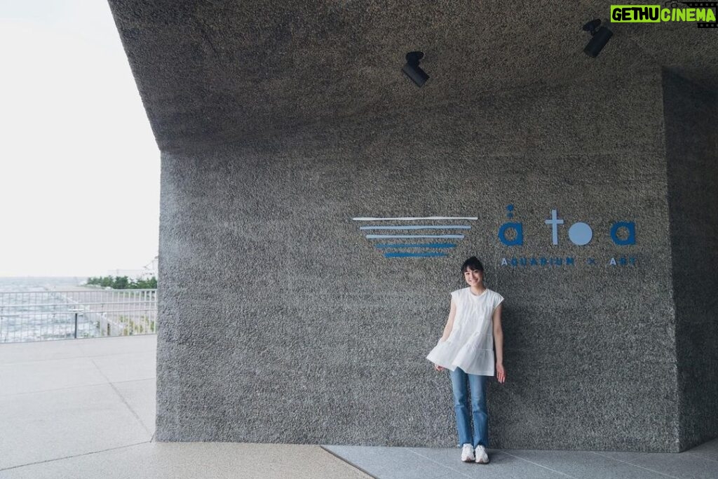Kimi Chen Instagram - ♥ 這趟阪神行除了看參訪阪神甲子園球場外，還買了阪神電車的一日券遊玩大阪跟神戶，相當方便與節省車資，想去哪裡就可以去哪裡。！ 首先先去了我個人特別特別喜歡的景點—átoa水族館！我是一個很愛海洋世界的人，所以這次要去átoa水族館，讓我興奮不已！可惜我們那天的天氣不是很好，下了一些毛毛雨，如果天氣好的時候，水族館外面真的是拍照絕佳的地點！因為átoa水族館外面就是海，所以在戶外跟樓上拍照都很合適！ 水族館內更是讓我大開眼界，因為átoa水族館是以水族館為核心，結合舞台藝術和數位藝術，所以它根本就是劇場型的水族館，到處都好適合拍照留念，哪裡拍哪裡好看！átoa設置了不同的夢幻空間，像是洞穴、精靈森林和外太空等等，共有四層讓你慢慢看慢慢逛，還可以近距離看可愛的企鵝跟水獺，餐點也超可愛的。在那裡我還遇到了可愛的新朋友☺ 心滿意足的逛完了水族館，接著我們到阪神御影站換公車搭乘六甲纜車。那個纜車的造型有夠可愛的，超級復古的，連車站都很復古！而且有開放的車廂，可以讓你感覺很貼近自然，很舒服。但就像我前面所說的，因為那天的天氣很不給力，所以沒能拍到漂亮的照片，但我還是感受到了山上森林的氣息，是很舒服的纜車之旅！聽說每年6月中旬，那邊就會被滿滿的繡球花包圍著，大家可以在那個時候去看看喔！ 到達六甲山上駅後，我原本很擔心這會不會交通很不方便，結果完全不用擔心，因為那邊有專門的shuttle bus可以載你到不同的地點，相當方便！同時也不用擔心吃的部分，上面有一個天覽咖啡廳可以吃午餐，而且還可以看風景，但是很可惜因為天氣因素我沒看到，所以我就跟我的義大利麵互相相看😂（好好吃喔，好久沒有吃日本的拿坡利義大利麵😍）看不到美景的我，需要一個甜點來安撫我的心呀😋 接著我們用六甲山上巴士移動到體育運動公園GREENIA（グリーニア）。這裡太適合給小朋友和愛運動的人們了！好多好玩的遊戲設施，讓你好好的運動！愛運動的我都覺得玩到很累，但是真的很好玩！它共有七大塊的區域，如果你購票進入 GREENIA遊具，但是！請記住！空中區域的 mecya forest 及 zip slide 兩項活動是需要額外預約及購票的喔！一天之內就有這麼多地方可以玩，我沒辦法跟你們保證一天之內能不能玩完🤣 但是可以跟你們保證的是每一個區域都真的很好玩👍🏻另外冬天這裡就會變雪之樂園可以滑雪唷！ 玩完後我們到了自然體感展望台 — 六甲枝垂。這裡是由日本知名建築師三分一博志設計的，他以樹木垂下來的意象而打造出來的網狀結構展望台，就像一棵大樹的裝置藝術，非常有特色壯觀！這個展望台裡面是可以進去的，順著漩渦的檜木建築構造走下去的，非常特別的體驗。那裡有個很特別的東西，那就是有一顆顆大大小小顏色不同的飯糰！他們是「結緣」的飯糰，你可以挑選你覺得和自己有緣的飯糰，然後繞着展望台走一圈，你就成功「結緣」了喔！也有戀愛籤可以去玩玩喔！ 身心靈都被療癒後，就覺得好餓呀～ 我們晚上就在山上的Granite Café用餐，這裡可是可以欣賞「千萬夜景」的咖啡廳喔！怎麼說呢？據說從六甲山上可以看見將近500萬顆燈泡，所以這裡的夜景更是被稱作是日本三大夜景之一呢！其實我們在用餐的時候天氣還沒有很好，但是當我們正要離開的時候，居然烏雲全部都慢慢散開了！真的好幸運，讓我看到了美麗的夜景。真的可以說很值得為了那個美麗的夜景去Granite Café一趟🥹 一整天很充實的行程就此結束！再次謝謝邀請，讓我的肚子跟身心靈都被好好的療癒到了❤ 我真的非常推薦大家來此看看，可動可靜的行程都很適合家庭或情侶來喔！✨ Photographer: @leemengting0527 #阪神電車 #átoa水族館 #六甲山 #greenia #グリーニア #granitecafe