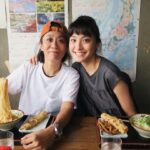 Kimi Chen Instagram – ♥
我不知道什麼是七夕情人節，但我知道友誼最大！🤣我要感謝這兩位天使啦～ 我們其實是第一次一起工作，但不知道為什麼我們好合喔！（自己講😂）

我們從海選到去愛媛演出，這個過程很漫長也有很多的困難，但是我們一起越過了，我們互相扶持到最後最後。我真的很榮幸與你們演出，也更開心認識到你們。

姐一直跟我說謝謝，但幹嘛謝啦！妳一句日文都不會的情況下接了這個工作，我真的覺得妳好勇敢妳好棒！妳的歌聲一直都很感動我，謝謝妳跟我一起演出，謝謝妳一直都在！

謝謝政均！之前上課就認識到政均，但是這次因為一起工作，所以就更認識了他。他真的非照顧我們，照顧到我很依賴他🤣謝謝你一直以來的照顧跟陪伴，很慶幸我們可以一起工作！

我第一次演舞台劇，還好有你們兩位陪著我，讓我不害怕不畏懼。真的謝謝你們！
·
エリカさん、ショウくん！本当に本当にありがとうございました！二人とは初めてのお仕事なのに、全然そう感じない！

オーディションから公演までの道のり、みんなで励ましあって、助けあって、色んな事を乗り越えて，最後まで楽しくこの舞台を作り上げました。二人に出会えてよかった！

エリカさんは日本語ができない上で、ここまで来て、本当に心からすごいと思っています。その勇気が素晴らしいです！素敵な歌声とその勇気、かっこいいエリカさんと一緒に仕事ができて光栄です！

ショウくん、いつもありがとう、本当にありがとう。ショウくんがいると本当にホッとする、すごくショウくんに頼っちゃう🤣一緒に仕事ができて本当に良かった！

初めてのミュージカルで二人に出会えて本当に幸せです。恐れや不安が全部無くなりました。本当にありがとうございました！

#KANO 
#kanoミュージカル 
#kano台湾spステージ 
#坊っちゃん劇場