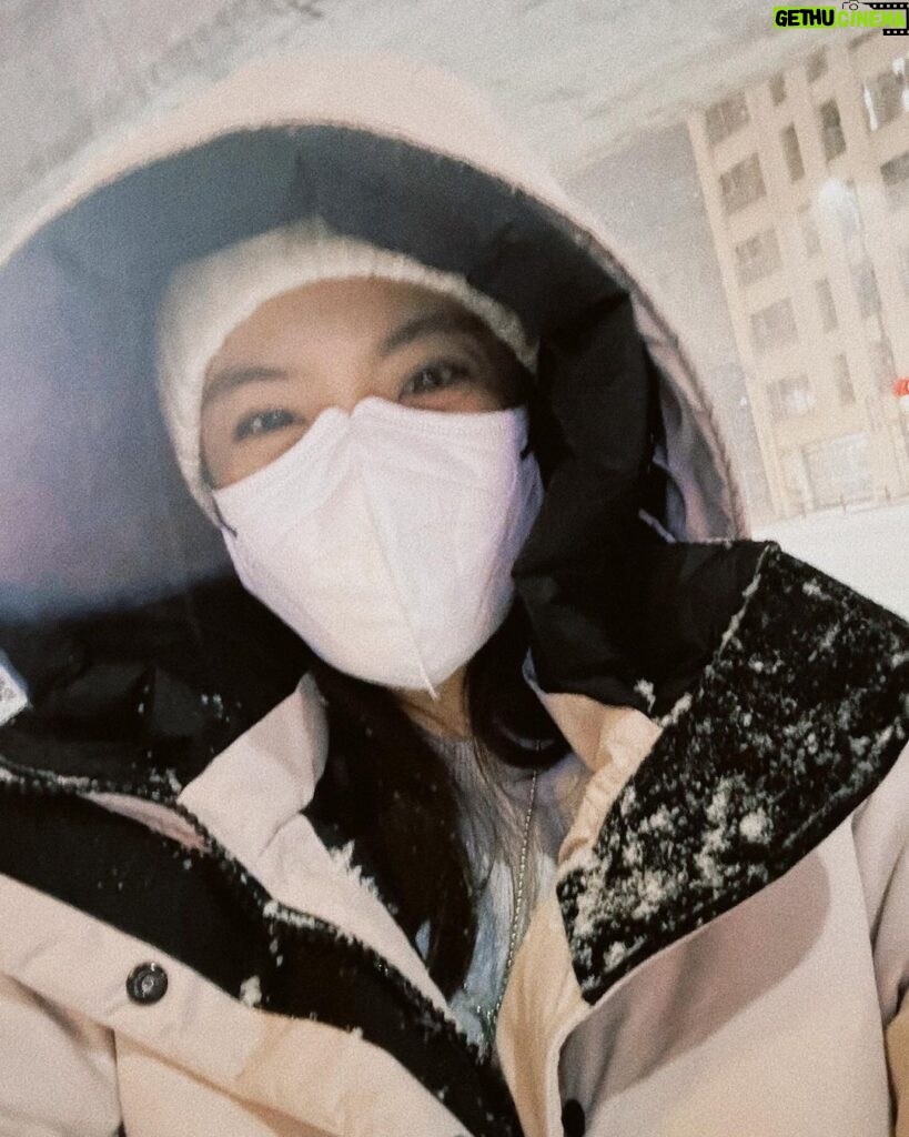 Kimi Chen Instagram - ♥ 1. 看到雪開心的要死的我 2. 雪看起來好可愛 3. 雪看起來好可愛之2 4. 媽咪、君君跟我玩雪玩的有夠開心的 5. 去日本一定要吃這個巧克力喝這個茶 6. 可愛的工作人員 7. 媽咪在玩雪 · 1. 久しぶりの雪で嬉しかった自分 2. ふわふわの雪が可愛いすぎる　 3. ふわふわの雪が可愛いすぎるその2 4. お母さんと君君と一緒に雪の中で遊んだ 5. 日本に行ったら絶対食べるチョコと紅茶 6. 可愛いスタッフさん達 7. お母さんが雪の中で遊んでる #還有很多照片 #再慢慢發 #有夠好玩的啦 #史上最開心的錄影