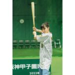 Kimi Chen Instagram - ♥ 「夢の舞台で全て出し切り」這是福山雅治為了甲子園球場寫的歌詞，沒錯，這裡是全日本最不服輸的一群人聚集在一起的地方，阪神甲子園球場！   這次非常榮幸能以之前日本舞台劇《KANO ～1931甲子園まで2000キロ～》飾演近藤花子的身分受邀去阪神甲子園球場參觀！你們可以和我一樣，參加阪神甲子園球場的導覽行程，會有專門人員解釋這個球場的歷史和大大小小的知識，非常有趣！在這個導覽裡你可以參觀到很多不同的地方，但讓我印象深刻的是選手投球練習的「牛棚」！居然能進到比賽前緊張的選手們在練習投球的地方真的太酷啦～當然還有到壘側更衣室或球場的人工草坪區等，這個導覽都是去平時一般人不能去的區域，所以非常值得去參訪！   接下來我們去甲子園歷史館！你一進來門口有一面牆，那一面牆其實是用甲子園球場的土去製作而成的牆壁喔！我一聽到的時候就好感動，覺得他們把甲子園的東西用在每一個角落，讓我們不管在哪裡都能環繞在甲子園球場的氛圍。在這感動下我們進入甲子園歷史館，你第一個看到的文物是在第一屆高中棒球全國大賽第一回合比賽時使用的「最初的一球」，讓我們的感動昇華到了另一個層次，我看到的時候雞皮疙瘩都出來了！再來也會看到由4253個白色棒球組成的「球牆」，凡有參賽過的學校都有他們校名的棒球，所以大家可以找找看KANO的球在哪裡喔！   再來就進入到我最期待的一區了～ 那就是KANO區域！我之前在日本舞台劇《KANO ～1931甲子園まで2000キロ～》飾演近藤花子，讓我更加想知道那時候的歷史，而這次我有這個機會去親自參觀到KANO區域。我真的非常感動，因為把日本與台灣這個重要的歷史故事擺設出來，然後也把那些文物保養得非常完善，仔仔細細地把那個篇章的歷史呈現出來。看到這個區域的時候我的心裡默默地想要大聲講出花子的台詞啦！   「夢を追い そして叶えた 私のヒーロー」 （追尋夢想，然後實現它們，我的英雄）   在歷史館的最後，我居然有榮幸去簽名了球，然後把我的簽名球設置在那裡！上面有很多其他藝人的簽名球，大家可以去看看有沒有你們喜歡的藝人的簽名球喔（像我就找到好多喔😆）當然也希望大家去找一找我的簽名球啦～ 有找到可以拍照跟我分享一下喔！   另外甲子園歷史館的新館PLUS區域也是不能錯過的地方，裡面除了展出阪神虎隊的相關內容，包括球隊歷史，知名球員和知名比賽場面，還有廣受歡迎的「VR體驗區」和「新人選拔體驗」，讓你可以感受日職第一指名的快感。另外新館中還有一個叫做BE-STADIUM KOSHIEN的設施，可以體驗像真的在甲子園棒球場裡打擊或是投球，喜歡棒球的朋友一定要來體驗，非常有趣！   重頭戲到啦！！！那就是去看球賽！這次我們要看的是世紀仇人阪神虎隊對上讀賣巨人隊的球賽。我其實這次是第一次看棒球賽，在演KANO舞台劇的時候就一直非常好奇棒球賽是什麼樣的氛圍，而這次就有機會真正的感受球場的熱情啦～ 大家在球場上真的非常非常的熱血沸騰，叫滿喊滿，每一位選手的專屬加油打氣的口號都有，這種氛圍人生中真的要來體驗一次！   當然為了要叫滿喊滿，要先把自己填飽肚子才有力氣呀！在這裡呢，看球賽有三樣必吃的美食，「甲子園咖哩」、「烤雞肉串」和「甲子園日式炒麵」！可以先買好，然後在自己的位置一邊觀賽一邊吃這甲子園三大美食，感覺會更好玩，像是在郊遊一樣！而且這三大美食真的都好好吃喔！當然也有夏天必吃的冰或者冰涼的啤酒等著你喔！   看球賽當然來看選手們精彩的表現以外，你也能感受到阪神球迷的熱情！這一天下來，去參觀球場到歷史館，我都能感受到大家對棒球的熱愛與愛惜，到最後到球場感受到觀眾的熱情，一個運動能把一大群人聚集在一起，把他們的心連結在一起，真的會覺得很感動，也很感謝甲子園球場邀請我來！而甲子園球場也將在2024年邁入100周年，大家有機會一定要來甲子園球場一趟，來看選手們的汗水、努力和觀眾的喝采，心裡會有滿滿的希望與震撼。 #阪神甲子園球場 #阪神甲子園 @enjoy_koshien @koshien_rekishikan @be_stadium_koshien 甲子園歴史館