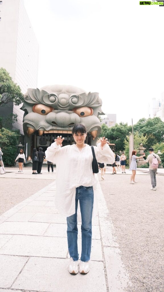 Kimi Chen Instagram - ♥ 之前去大阪也去了很有名的神社⛩我個人很喜歡去神社，我喜歡它們那種很莊嚴很安靜的氛圍✨ 這個神社叫做大阪難波八阪神社！ㄧ進去就會看到一隻炯炯有神的的大獅頭，聽說它能幫你破除一切厄運喔！非常非常壯觀，而且裡面的感覺也特別的舒服😌 · 先日、大阪に行った時、大阪で有名な難波八坂神社に行きました！私は神社に行くのが大好きで、ここが有名だと聞いていたので、とても楽しみにしていました。 中に入ると大きな獅子が目の前にドンといます！悪い運を全部消してくれるといわれているので、私もしっかり祈願させていただきました！✨ #大阪 #難波 #難波八阪神社 #神社巡り　 #fujifilm #fujifilmxs10 #photography