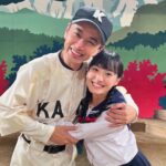 Kimi Chen Instagram – ♥
壓軸是我這位日本爸爸啦🥹我真的很感謝在這次的舞台劇認識到大浦爸爸，因為其實他常常會教我很多很多關於演戲的事情，甚至演完當天陪著我再研究劇本，真的真的很感謝他🥹

因為這次時間真的很趕，所以常常會在演完一場後再去研究劇本跟當天的演出怎麼樣，但是因為有大浦爸爸在身邊教導我，讓我又能再幾場演出中找到新的花子，讓我演戲的感受更加深刻！

我們要繼續成為一家人喔！謝謝大浦爸爸！我愛你～！🫂❤️😆
·
最後の最後に感謝したい人はお父さん役の大浦さん！本当に家族のような存在で、色んな事を教えてくれた方です。お芝居の楽しさ、重要さ、大事な心の呼吸、その全てを教えてくれた方です。

公演後は疲れているはずなのに、それでもお父さんは私にお芝居の事を教えてくれたのです。お父さんがたくさん教えてくれたおかげで、また新しい花子を探せました！その上もっともっとお芝居が好きになりました☺️

ずっとずっと私達は家族だよお父さん！お父さん本当にありがとうございます！
これからもよろしくお願いします！
大好きだよ！🫂❤️✨

#KANO
#kanoミュージカル 
#kano台湾spステージ 
#坊っちゃん劇場