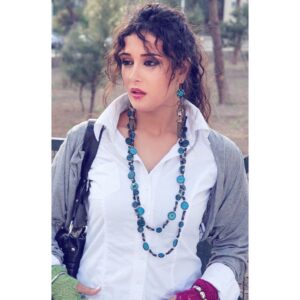 Kinda Hanna Instagram - انا اسمي #سميحة طالبة بكلية الحقوق ومحامية المستقبل 🤫 #صبايا الجزء الاول بعام #2009 بسببو صار اسمي سميحة لي اغلب الناس بتناديلي فيه وقت بمشي بالشارع بهي الشخصية لمست محبة ودعم من بلدي الحبيب سورية... شخصية سمسمة بحد ذاتها نقلة نوعية بحياتي ومع انو كنت مشتغلة ادوار مهمة وحلوة كتير بس شخصية سميحة شخصية الها الجزء الاكبر بقلبي على قد ماعشت فيها البساطة والعفوية والطيبة وطلعت الطاقة الحلوة  جواتي وصلت للناس وصارو يعرفوني من خلالها على اني البنت العفوية وحتى بالحياة اهلي صارو ينادوني كندوشة لمنكوشة ♥️ #تصبحون_على_نجاح #كندة_حنا #2009