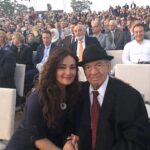 Kinda Hanna Instagram - اليوم يوم مميز كتير بحياتي ♥️ الصورة بتجمعني مع العملاق #صباح_فخري .. بس قربت جنبو صرت ارجف ماصدقت حالي أني جنبو وهيك عّم أتصور معو .. الفن الأصيل، الطرب، والقدود الحلبية ألي مافي بيت سوري مانطرب عليها وسمعها هيك تربينا على صوتو وانا اليوم عّم أتصور معو ... بحفل #حلب_خفق_الفؤاد برعاية السيد الرئيس الدكتور #بشار_حافظ_الاسد ♥️ يارب ترجع سورية احلى ويعم الأمن والسلام بكل مكان 🙏🏻 #كندة_حنا #حلب_الشهباء #سورية Aleppo, Syria