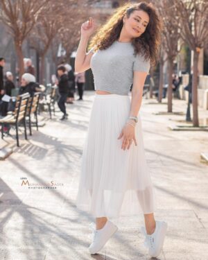 Kinda Hanna Instagram - كتير من الأحيان منكون بحاجة لنقضي وقت مع نفسنا ... نبعد عن عجقة الحياة ونعيش بالمجتمع الي نحنا جزء منو ... مافي احلى من الناس ومافي احلى من الواقع بمرارتو وحلاوتو،، بضل اسمو واقعنا ♥️ بلش أسبوع جديد واكيد كلنا بلشنا نركض 🏃🏻‍♀️💃🏻🏃🏻‍♂️ يسعد مساكون 🌷#kinda_hanna #damascus #syria #love #happytimes #new_week #run #muhannad_sadek_photography @muhannadsadekphotographer
