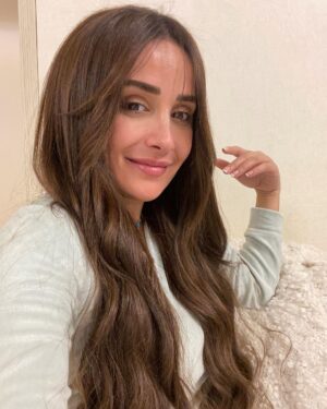 Kinda Hanna Instagram - #fresh 🌸 #nomakeup #nophotoshop #nofilter #selfbeing Thanks  @souhil_khoury & @jidamouhanna_makeup for my hair colour ❤️