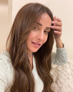 Kinda Hanna Instagram - #fresh 🌸 #nomakeup #nophotoshop #nofilter #selfbeing Thanks  @souhil_khoury & @jidamouhanna_makeup for my hair colour ❤️