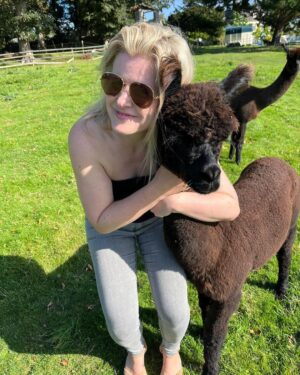Kiri Pritchard-McLean Instagram - This time last week we were slathering on the sun cream and tramping about the Vale of Glamorgan ☀️🍂

#valeofglamorgan #bromorgannwg #alpacas #beach #sea #coast #wine #winetasting #publunch #sun #september #travel #adventure #wales #cymru #tourism #monknash #llanerchvineyard #gilestonmanor #seaswimming