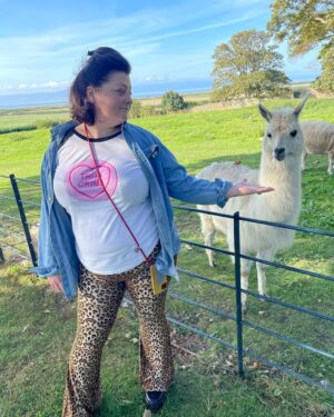 Kiri Pritchard-McLean Instagram - This time last week we were slathering on the sun cream and tramping about the Vale of Glamorgan ☀️🍂

#valeofglamorgan #bromorgannwg #alpacas #beach #sea #coast #wine #winetasting #publunch #sun #september #travel #adventure #wales #cymru #tourism #monknash #llanerchvineyard #gilestonmanor #seaswimming