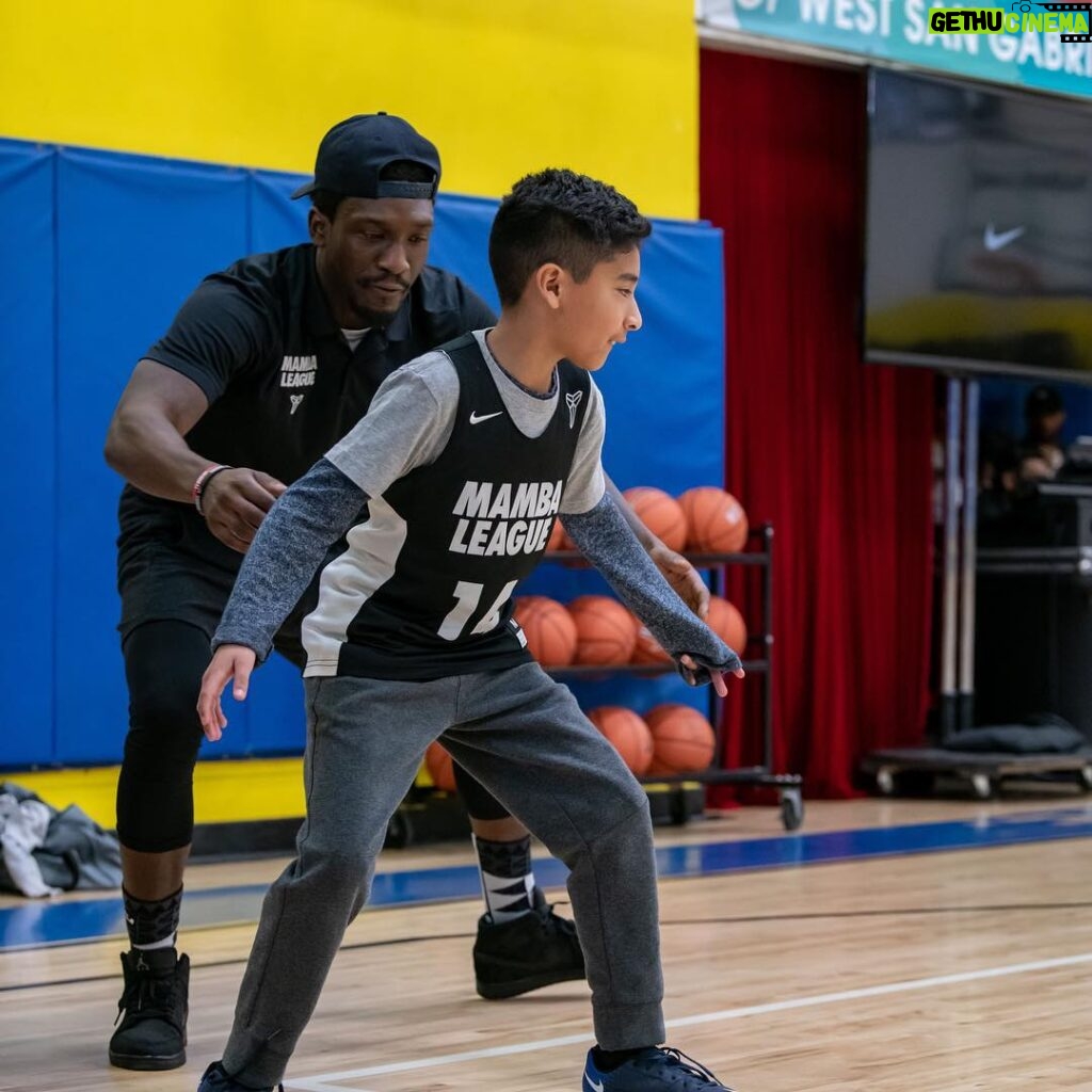 Kobe Bryant Instagram - The story of #Wizenard was greatly inspired by the coaches I’ve had and the lessons they taught me throughout my life. Therefore, I’m proud to present the #WizenardCoachAward to four #MambaLeague coaches who are doing exemplary work in transforming the lives of students and have become a catalyst for enhancing growth and development in others. Congrats to coaches Elisha, April, Q and Alphonso. You’ve shown great commitment in teaching not just athletic, but social and emotional skills to the next generation. Like Q said, “the best part about being a coach is seeing the growth and development from the players when they first walk in the gym. Being a coach, mentor, teacher and leader to the players on my team is what I love the most.” 💪🏾 🏆#MambaMentality