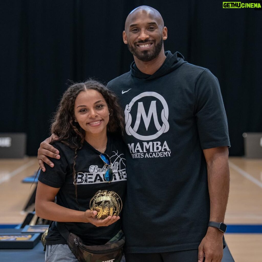 Kobe Bryant Instagram - The story of #Wizenard was greatly inspired by the coaches I’ve had and the lessons they taught me throughout my life. Therefore, I’m proud to present the #WizenardCoachAward to four #MambaLeague coaches who are doing exemplary work in transforming the lives of students and have become a catalyst for enhancing growth and development in others. Congrats to coaches Elisha, April, Q and Alphonso. You’ve shown great commitment in teaching not just athletic, but social and emotional skills to the next generation. Like Q said, “the best part about being a coach is seeing the growth and development from the players when they first walk in the gym. Being a coach, mentor, teacher and leader to the players on my team is what I love the most.” 💪🏾 🏆#MambaMentality