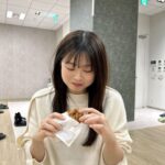 Konomi Suzuki Instagram – メリークリスマス🎄といえば、チキン🍗

明日FC配信20:00から、楽しみだよ〜！
何着ていこうかしら…。