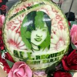 Konomi Suzuki Instagram – #このみんリクエスト で頂いたスイカ🍉

この日の為に特別大きなスイカを用意して掘ってくださったみたいで、なんと一発勝負なんだって！すごい…！！！

有難うございます✨

#このみんリクエスト
#フルーツカービング
#本当にそっくりだ〜🎨✨