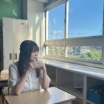 Konomi Suzuki Instagram – 学校の机ってこんな小さかったっけなぁ…☁️