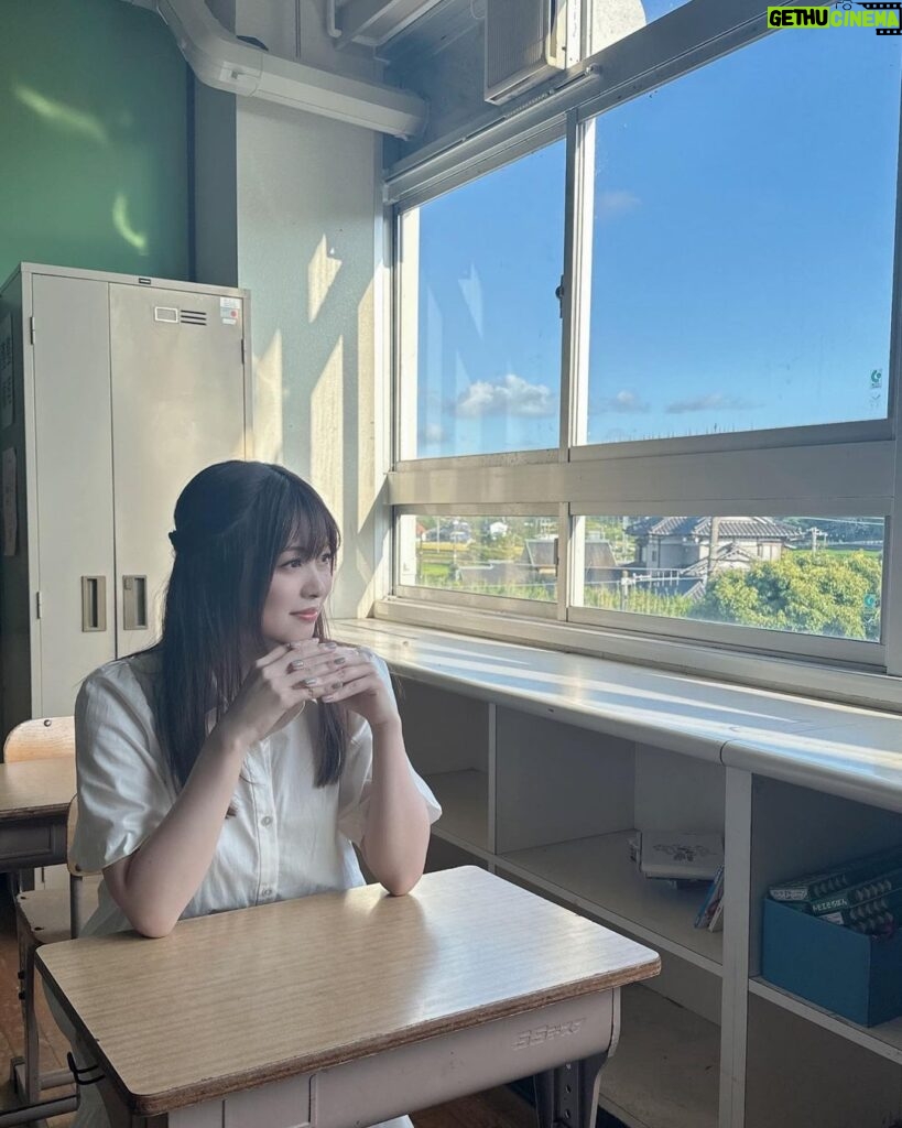 Konomi Suzuki Instagram - 学校の机ってこんな小さかったっけなぁ…☁