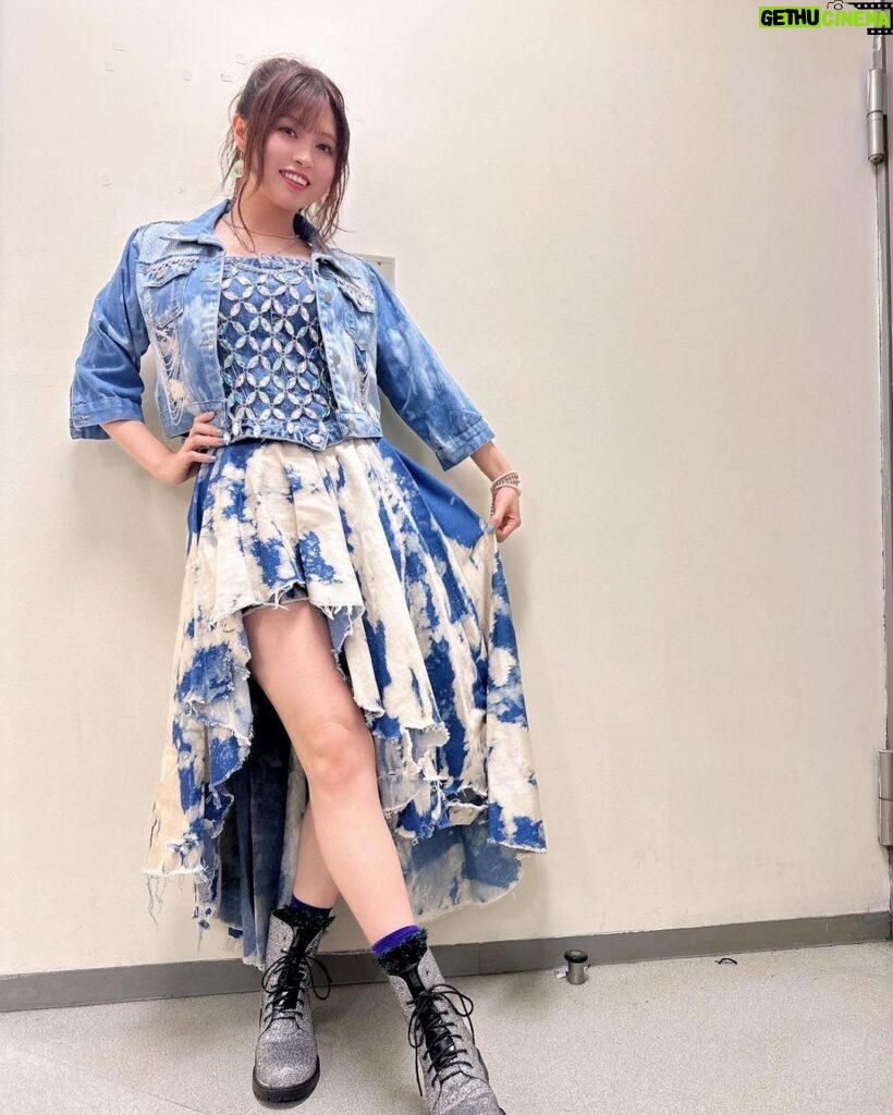 Konomi Suzuki Instagram - 「鈴木このみ Standing Live 2023 〜CALL＆RESPONSE〜」 青空みたいな清々しい衣装と📸 このジーンズスカートの模様、もう二度と同じ物はできないのだとか！ スタイリストさんは本当に魔法使いだ〜🧙🪄 そしてピックピアスも⚒ 毎回ESP様に作って頂いてるオリジナルピック。 今回は黄緑✖ピンク🌞 さりげなく耳に忍ばせてました🎸 #このみんオルスタ #靴までキラキラ！ #毒っけのある靴下が #何気にお気に入りです🕷