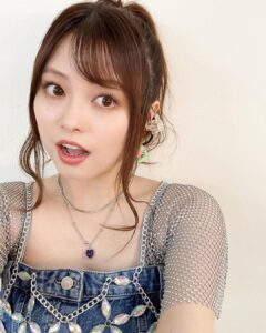 Konomi Suzuki Instagram - 「鈴木このみ Standing Live 2023 〜CALL＆RESPONSE〜」 青空みたいな清々しい衣装と📸 このジーンズスカートの模様、もう二度と同じ物はできないのだとか！ スタイリストさんは本当に魔法使いだ〜🧙🪄 そしてピックピアスも⚒️ 毎回ESP様に作って頂いてるオリジナルピック。 今回は黄緑✖️ピンク🌞 さりげなく耳に忍ばせてました🎸 #このみんオルスタ #靴までキラキラ！ #毒っけのある靴下が #何気にお気に入りです🕷️
