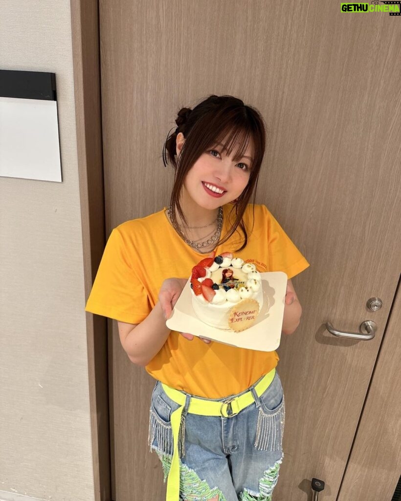 Konomi Suzuki Instagram - 「鈴木このみ Birthday Live 2023 〜CHEERS BURGER〜」 本当に本当に本当に！有難うございましたーーーーっ！！！ ああもう！涙も笑顔もまるっと見せちゃった。そんな今日が愛おしいのは、あなたがいるからです。いつも有難う。 次のスタンディングライブも心よりお待ちしております☺チャキチャキ☺ #このみんバーガー #ケーキを食べてますなう🍰 #胃ンスタグラム復活