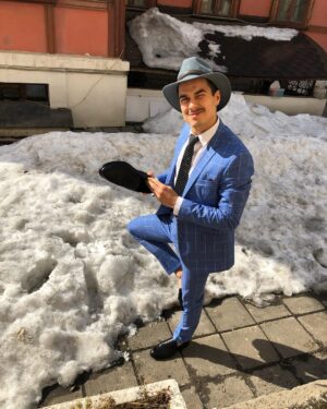 Konstantin Beloshapka Instagram - Мимозу продают у магазина, 
Голуби в небе —  не знаю чьи, 
И радужно сияют  от бензина 
Лиловые  московские  ручьи.  Апрель 1956