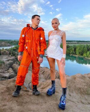 Konstantin Beloshapka Instagram - Я нас поздравляю 🪐 Это мы с Костей @konstanteeeeen на съемках клипа Гагарина уже тогда знали, что меньше чем за неделю на клипе будет 🍋 просмотров🚀🚀🚀