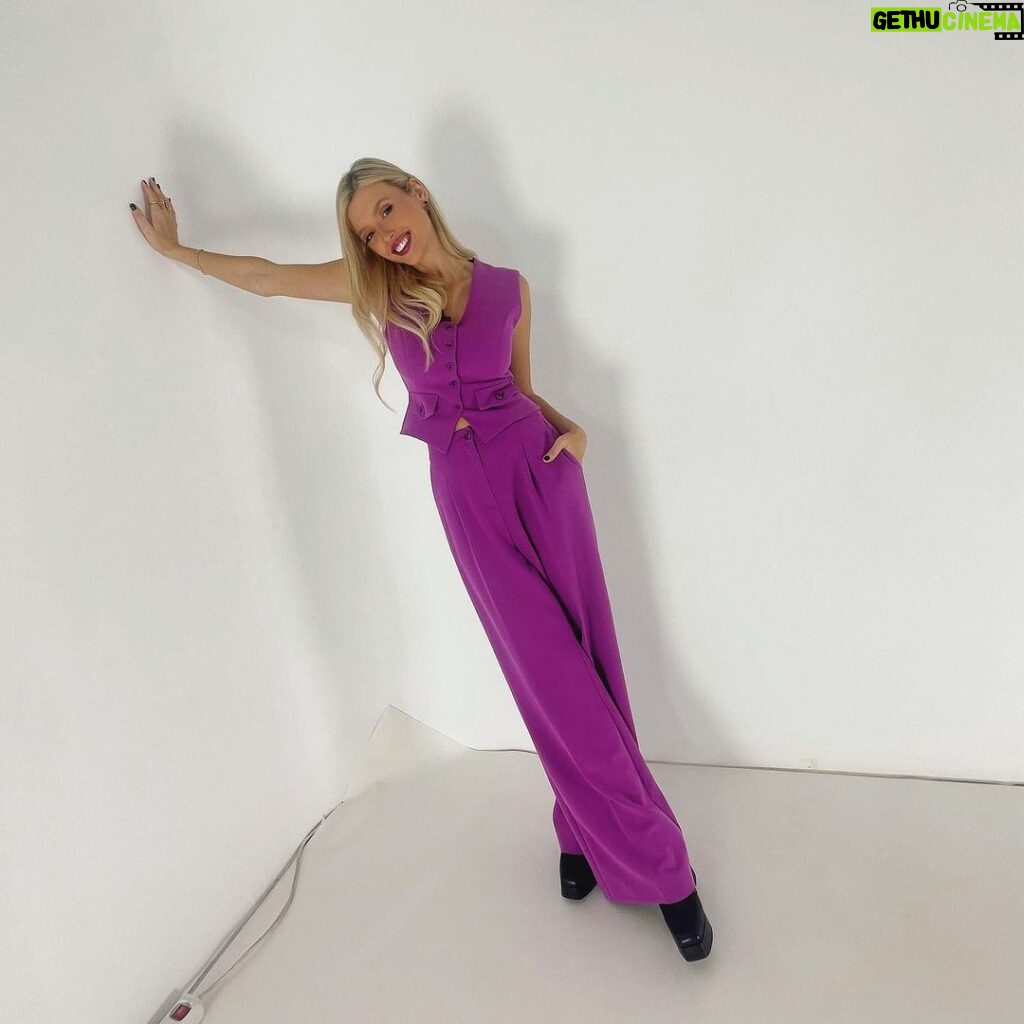 Konstantina Kommata Instagram - When the outfit matches the mood perfectly 💜 Styling: @despoinakoliou @maria_sarikosta Outfit: @lovin_cloz Beauty details Hair & Make Up: @janle_aj