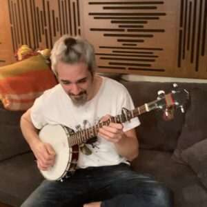 Koray Candemir Instagram - ‘Kimileri’ banjo kayıt… Bir de çalabilsem😸
07.20