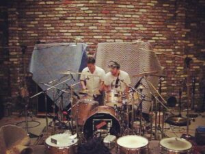 Koray Candemir Instagram - Kids playing with their sticks😁😸🕺🏽

Serkan and Bryan

@seksutkek 
@blashdrums 

#maskott #tuval #londonbridgestudioseattle