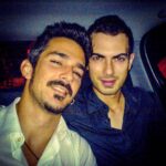 Koray Candemir Instagram - Bu iki genç rockstar yarın (Pazar günü )18:00’de canlı yayında ‘ihtimaller’ ini konuşacaklar.Sorularınızı yanıtlamaya da gayret ederler diye tahmin ediyorum. 📷Taksim civarları, 2005🌈 #ihtimaller #instacanlıyayin