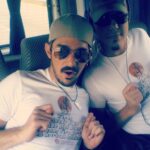 Koray Candemir Instagram - Bu adamla yaşadıklarımız... Yeni şarkılarıma yine sihirli dokunuşlar yaptı, iyi ki varsın @seksutkek 💙 Geyik yapma dozajımızı ikinci fotoğraf gayet iyi anlatıyor. Sonuncu ise ırkçılığa ve cinsiyetçiliğe gelsin🖕🏼 #serkançeliköz #ihtimaller since 94’