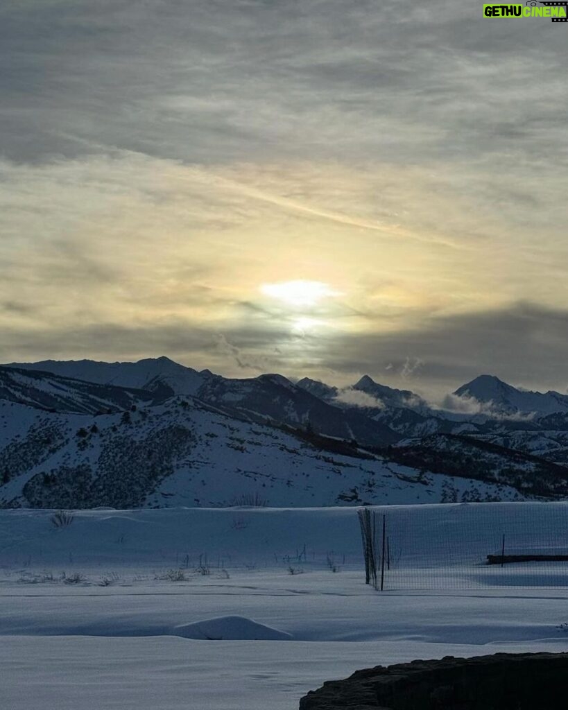 Kris Jenner Instagram - Family trip to Aspen ❄️🤍☃️