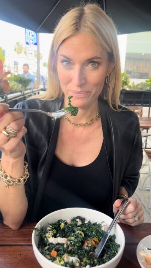 Kristen Taekman Instagram - Have lunch with me while I answer some this or that fashion questions! What would you pick? Answer in the comments! 💄

#thisorthat #fashion #silver #gold #makeup #beauty #beverlyhills #la #losangeles #lunch #salad #kale #healthy