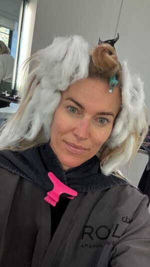 Kristen Taekman Instagram - Everybody needs a self care day💅 and thankfully now I have finished Paris in Love … thoughts? I wanna talk about it guys!! Comment if you watched it so we can debrief! 💕

#selfcare #browlamination #brows #blonde #roots #parisinlove #la #january #newyear #2024 #beauty #coffee #early