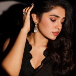 Krithi Shetty Instagram - Felt gorgeous in this #blacksaree ✨ 🖤 by @archanaraolabel Styled by - @ashwin_ash1 & @hassankhan_3 Style team - @ahmedxmirza M & H - @sadhnasingh1 @kamaldeepss Jewellery- @karnikajewelshyd Shot by - @pranav.foto