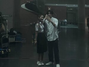 Krongkwan Nakornthap Instagram - ข้าวตังไม่เหงาแล้วนะ :🤍) #โคตรเหงาเรา2คน จบไปแล้วเมื่อคืนนี้ เวลาผ่านไปเร็วมากๆเลย หนูมีความสุขทุกครั้งที่ได้ไปออกกองเรื่องนี้ ขอบคุณพี่ๆนักแสดงทุกคนที่น่ารักกับหนูมากกกๆ ทั้งคอยให้คำแนะนำแล้วก็เล่นกับหนูด้วย5555555 ถ้าไม่มีซีรีส์เรื่องนี้เกิดขึ้นก็ไม่รู้ว่าจะได้ร่วมงานกับพี่ๆนักแสดงเจ๋งๆแบบนี้อีกเมื่อไหร่ ดีใจมากจริงๆค่ะ แล้วก็ขอบคุณพี่ๆทีมงาน พี่ช่างแต่งหน้าทำผม พี่สไตลิสต์ ที่คอยดูแลทุกคนอย่างเต็มที่มากๆ สุดท้ายขอบคุณพี่ถา @tha_sataporn พี่เอโกะ @akoakiko แล้วก็พี่กู่ @mrkoo ที่ไว้ใจแล้วก็ให้โอกาสหนูได้มารู้จักกับข้าวตังนะคะ (ˊ˘ˋ*)♡
