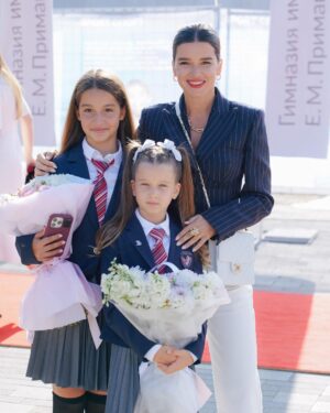 Kseniya Borodina Instagram - Сегодня очень важный день для всех родителей нашей страны, но отдельно хочу сказать, что для меня этот день особенный, потому вто моя младшая доченькам, моя любовь пошла в 1 класс. Пусть школа станет для тебя местом, где ты сможешь не только узнать много нового, но и найти подруг, которые будут с тобой всю жизнь. Удачи тебе, легкости и достижений! Мару, я всегда тобой горжусь. Хороших тебе оценок, добрых учителей, успехов в школе и внеклассной деятельности! Всех вас любим и обнимаем❤️ foto by @sinabonka  Style by @aleko_n