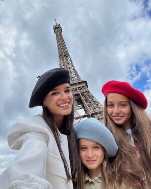 Kseniya Borodina Instagram - Самое приятное в поездках это наблюдать за реакцией детей, как они узнают им, расспрашивают то, что им интересно и самое главное, они растут на глазах не только физически, но и морально. Есть возможность наблюдать за их взрослением во всем. Я очень люблю своих девочек, всегда хочу видеть их счастливыми и довольными жизнью. Пусть на этом не остановится и они еще обязательно увидят весь мир🌍 а в какую страну вы мечтаете попасть, но мечта еще не сбылась?