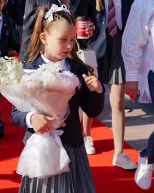 Kseniya Borodina Instagram - Сегодня очень важный день для всех родителей нашей страны, но отдельно хочу сказать, что для меня этот день особенный, потому вто моя младшая доченькам, моя любовь пошла в 1 класс. Пусть школа станет для тебя местом, где ты сможешь не только узнать много нового, но и найти подруг, которые будут с тобой всю жизнь. Удачи тебе, легкости и достижений! Мару, я всегда тобой горжусь. Хороших тебе оценок, добрых учителей, успехов в школе и внеклассной деятельности! Всех вас любим и обнимаем❤️ foto by @sinabonka  Style by @aleko_n